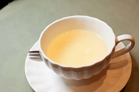 <b>青蘋果夏洛特蛋糕與精選花草茶</b> Green Apple Charlotte Cake with Selected Herbal Tea<br>デザートは青りんごのシャルロット。ケーキとカスタードを幾重にも重ねて、軽い食感を楽しめます。少量のラム酒でりんごの甘みに深みを与えているような気がします。最後にクランベリーとミントをあしらうことで、ハーブをテーマにしたコースメニューの締めくくりにぴったりのスイーツになっています。ハーブティーを合わせるのも、ハーブを大切にする「Le Jardin夏登法式鐵板燒」らしくていいなと思います！
