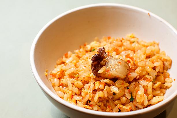 <b>A5和牛筋魚卵炒飯</b>A5 Wagyu Tendon Fried Rice with Fish Roe<br>ナビ、個人的に鉄板焼きの炒飯が大好きなのですが、「Le Jardin夏登法式鐵板燒」も絶品でした！主役は先ほど調理した時に出たA5ランクの和牛のすじ肉で、ローズマリーと八角をじっくり煮込んだうま味ベースで味付けたら、パラパラの炒飯の出来上がり。仕上げにとびこをプラスしてプチプチとした食感と海の香りが、いいアクセントに！