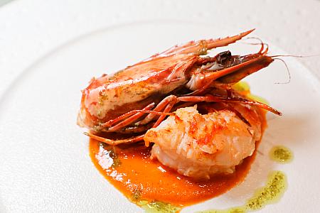 <b>根島生態蝦佐蕃茄甜椒醬</b> Gen Island Prawn with Tomato & Roasted Bell Pepper Sauce<br>インドネシア・タラカン島で天然養殖されたエビを使用した一品。身がプリっと引き締まり、甘みがぎゅっと詰まったエビに、パプリカ・トマト・タイムをじっくり煮込んだソースを添えています。仕上げに花椒油をかけることで、鮮味・酸味・甘味の層に、ほんのり痺れる余韻が加わり、味わいに奥行きと深みを感じます！