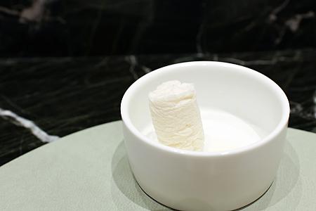 ちょっと脱線しますが、席に着くと圧縮お手拭きが！なんと当日採ったハーブで香り付けした特製のハーブ水をかけてくれるんですよ！ハーブのいい香りに包まれて、最高！ハーブへのこだわりはこんなところでも感じます