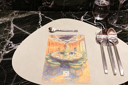 つまり「Le Jardin夏登法式鐵板燒」はハーブ×ソースが魅力の鉄板焼きがいただけるというわけ。それでは、全11皿のコース(1450元＋10％/人)の内容を見てみましょう！(2025年9月現在のコース。シーズン毎にメニューは異なります)