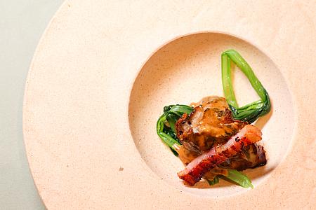 <b>日本播磨生蠔佐昆布荷蘭醬</b> Pan-Seared Harima Oyster with Kombu Hollandaise & Sansho Oil<br>ふっくらと甘みがあり、海水の塩気をまとったうま味が病みつきになる日本・播磨灘産の生牡蠣を使用した一品。まろやかでミルキーな。オランデーズソース、昆布の深いうま味、そして清涼感のある山椒油をほんのり利かせた三層の味わいがあるソースは三層のおいしさを楽しめます。牡蠣の味の濃さを魚がやわらげ、ベーコンの油でうまさを引き上げていて、美味～！可能なら一口で食べてみるをおすすめします！
