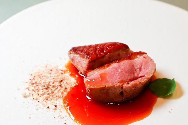 <b>宜蘭櫻桃鴨胸佐黑糖橙汁</b> Yilan Cherry Duck Breast with Brown Sugar Orange Sauce<br>言わずと知れた宜蘭のチェリーダックのお料理。鉄板で皮目を香ばしく焼き上げる前に、ローズマリーと黒コショウで真空マリネを行い、さらに真空低温調理を行っていることで、お肉がしっとりと柔らかいのにびっくり！黒糖とオレンジをじっくり煮詰め、ウスターソースをプラスすることで、爽やかな果実の香りと酸味が強い甘酸っぱさが絶品のソースが完成。このコンビネーションかなり良き！