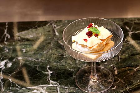 <b>青蘋果夏洛特蛋糕與精選花草茶</b> Green Apple Charlotte Cake with Selected Herbal Tea<br>デザートは青りんごのシャルロット。ケーキとカスタードを幾重にも重ねて、軽い食感を楽しめます。少量のラム酒でりんごの甘みに深みを与えているような気がします。最後にクランベリーとミントをあしらうことで、ハーブをテーマにしたコースメニューの締めくくりにぴったりのスイーツになっています。ハーブティーを合わせるのも、ハーブを大切にする「Le Jardin夏登法式鐵板燒」らしくていいなと思います！