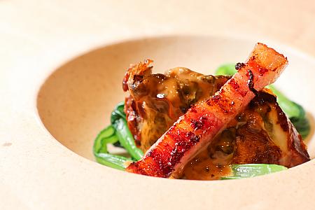 <b>日本播磨生蠔佐昆布荷蘭醬</b> Pan-Seared Harima Oyster with Kombu Hollandaise & Sansho Oil<br>ふっくらと甘みがあり、海水の塩気をまとったうま味が病みつきになる日本・播磨灘産の生牡蠣を使用した一品。まろやかでミルキーな。オランデーズソース、昆布の深いうま味、そして清涼感のある山椒油をほんのり利かせた三層の味わいがあるソースは三層のおいしさを楽しめます。牡蠣の味の濃さを魚がやわらげ、ベーコンの油でうまさを引き上げていて、美味～！可能なら一口で食べてみるをおすすめします！