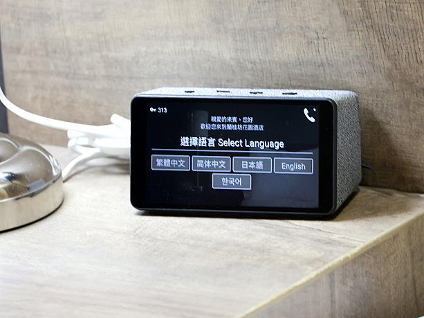 最近、ホテルでよく見かけるスマートクロック。日本語にも対応しています。音楽を流したり、モーニングコールの設定をしたり、便利です