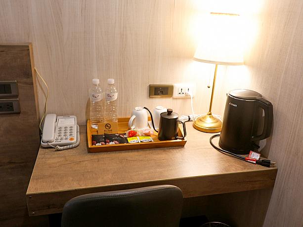机の上には電子ケトルやお茶とコーヒーをいれるために使う急須が用意されていたので、嘉義グルメのお供にもいいですよね