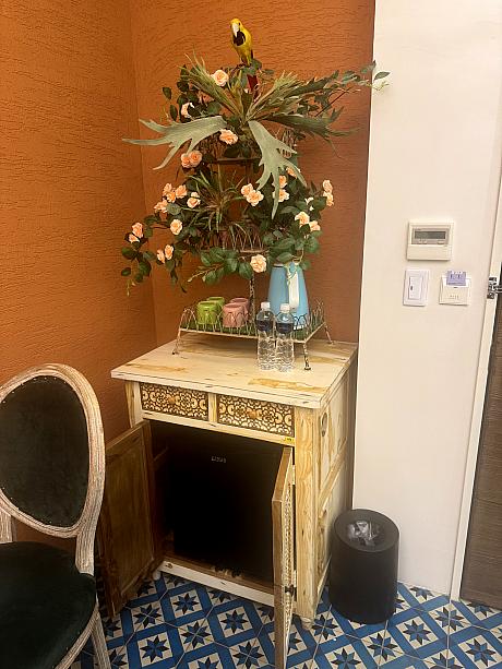 冷蔵庫はこの棚の下。観音開きの棚の扉を開けると出てきます。近所のコンビニやスーパーで買ってきた飲み物は、ここで冷やせますよ！
