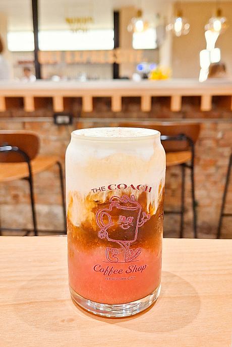 まずはナビが大好きなフルーツコーヒーから。今回注文したのは「紅心芭樂雲朵特調150元」！