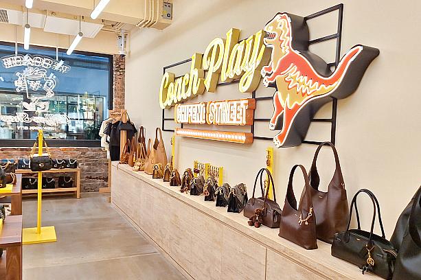 「Coach Play 赤峰街」は赤レンガ造りの古民家をリノベして作られているのですが、もうひとつテーマがあるって知っていますか？それが「音楽」！というのも、今では「赤峰街」は文青ストリートと呼ばれクリエイティブ系の人々に人気の町ですが、自動車修理業の拠点として有名ですよね。ですが、実は自動車の音響業の中心地としても栄えていて、カーオーディオの専門店も多かったのだそう。