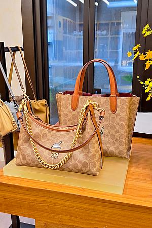 何より、ブランドショップに入るのには敷居が高いなと感じてしまうナビにとって、「Coach Play 赤峰街」はフレンドリーに向かい入れてくれて、ウェルカムです～というカジュアルな雰囲気で入りやすいのが気に入っています！是非旅行中に赤峰街の近くにいれば訪れてみてください！