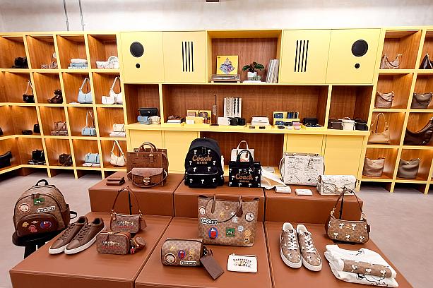 そういうわけで、店内にも「音楽」がちりばめられています。写真は2階の「コーチクリエイト(Coach Create)」の一画。どこかわかりましたか？正解は……棚がスピーカーを模しているんです！かわいい～♡