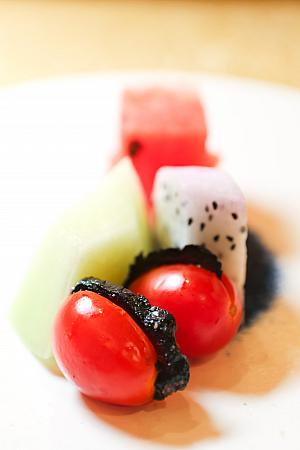 地味に最後にサーブされたフルーツの中の蜜餞を挟んだトマト(番茄蜜餞)がおいしかったなぁ！