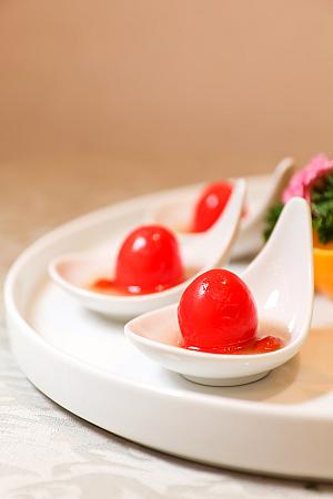 地味に最後にサーブされたフルーツの中の蜜餞を挟んだトマト(番茄蜜餞)がおいしかったなぁ！