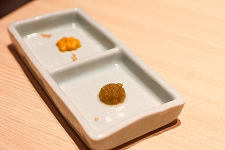 「調味料」にも一切妥協なしです。とんかつソースもありますが、オススメは断然お塩♪左は、嘉義・布袋で冬の陽光を浴びながらじっくり天日干しされた「霜塩」で、右の黒い塩は、台湾高山産の竹を高温で焼き上げて作られた「竹塩」です。台湾産のお塩が、とんかつの旨味をぐっと引き出してくれます。柚子胡椒やわさびで、味変できるのもうれしい。