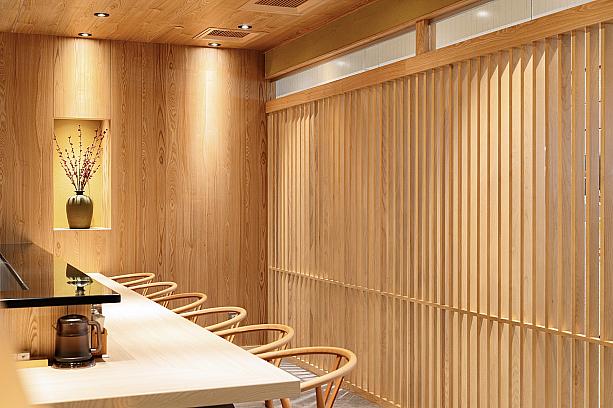 日本の「かつQ」は良心的な価格帯が魅力ですが、ここ「かつ丼屋 勝急」は、台湾飲食業界の大手「慕里諾國際餐飲集團 Mulino International」の手により、店内の雰囲気から食材、調理器具に至るまでがアップグレードされていて、ちょっとリッチなかつ丼を楽しむことができます。カウンター席もあり、まるでお寿司屋さんにやって来たかのようです～<br>写真提供：禾洋商業設計