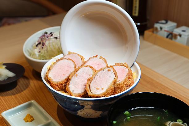 続いてこちらも看板メニューの「棒ヒレかつ丼セット(棒腰內豬排丼飯套餐)430元」<br>1頭の豚からわずか2人前しか取れないという、ヒレ肉の最前部にある希少な部位を使用しています。ローズピンク色をしたこの断面でおわかりのとおり、脂の入りも均一で、やわらか～い！ こちらは、ナビの推し丼です！