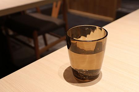 この温泉水は、店内で提供される飲用水にも全面採用されています。追加料金なしで、上質な台湾のお水を楽しめるなんて、贅沢この上ない！