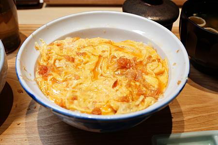そうそう写真でおわかりのとおり、「かつ丼屋 勝急」では従来の「卵とじかつ丼」ではなく、卵ととんかつを分けて仕上げるスタイルです！ナビのように、「とんかつはサクサクのままいただきたい！」という人にはうれしいこだわり。ふんわり濃厚な卵の風味と、サクサクジューシーなとんかつ、それぞれの持ち味を存分に楽しめます♪それにしても、おいしい卵だったなぁ～～