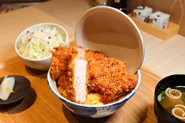 とんかつに使用されるのは、飼料や飼育環境から屠畜に至るまで徹底して管理された、台湾産の高級ブランド豚「究好豚」。部位ごとに低温熟成を施し、しっとり柔らかな肉質に仕上げたあと、フレッシュなパン粉をまとわせます。さらに「かつ丼屋 勝急」自慢の「遠赤外線フライヤー」で揚げることで、肉の中心まで均一に熱を届け、短時間で理想的に火入れが行われるそう。衣はサクッと香ばしく、お肉は柔らかくジューシーで、車が1台買えるほどという超高級フライヤーが、かなり良い仕事をしてくれています！！