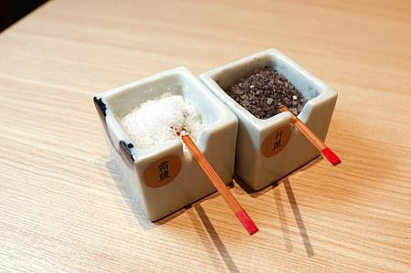 「調味料」にも一切妥協なしです。とんかつソースもありますが、オススメは断然お塩♪左は、嘉義・布袋で冬の陽光を浴びながらじっくり天日干しされた「霜塩」で、右の黒い塩は、台湾高山産の竹を高温で焼き上げて作られた「竹塩」です。台湾産のお塩が、とんかつの旨味をぐっと引き出してくれます。柚子胡椒やわさびで、味変できるのもうれしい。