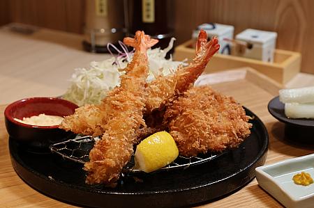 お肉はヒレとロースのいずれかを選べます。サクッと揚がったテナガエビがおいしい～！やっぱりとんかつ屋さんのエビフライって間違いない♡