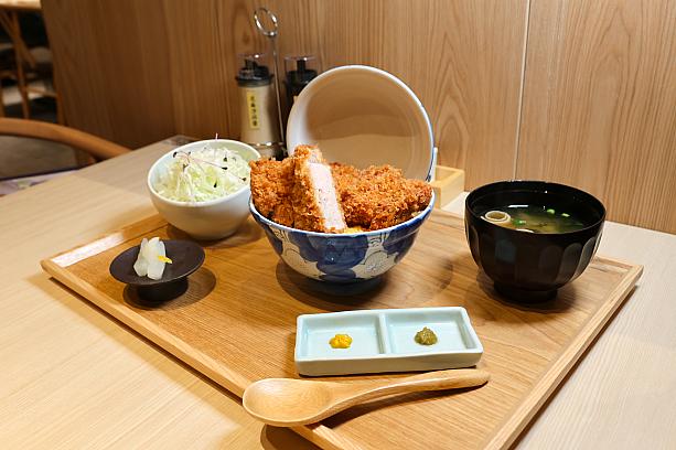 では本題のかつ丼をご紹介して行きます。看板メニューの「厚切りロースかつ丼セット(厚切里肌豬排丼飯套餐)430元」<br>キャベツ、漬物、味噌汁がセットになっていて、ごはんの量を200g/230gから選べます。
