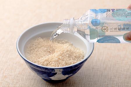 さっそく、「かつ丼屋 勝急」のこだわりを紐解いて行きます。まずは「水」から。炊飯には、南投県埔里の地下1,500mから湧き出ている岩層飲用温泉水を使用しています。硬水が多い台湾では希少な、まろやかな口当たりが特徴で、国際味覚審査機構(iTQi)のお墨付き！<br>写真提供：禾洋商業設計