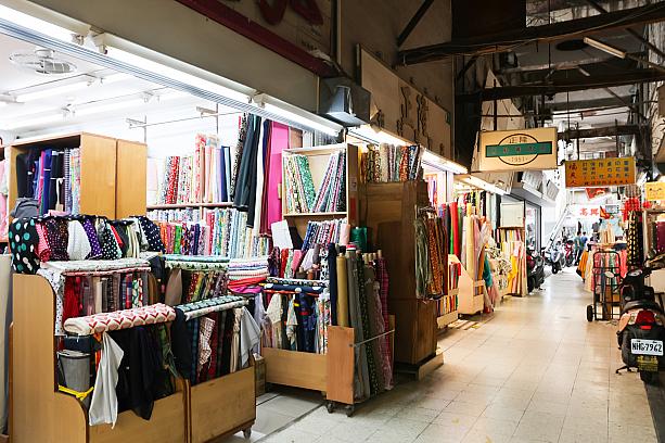 布を扱う店が並ぶ「西門市場」