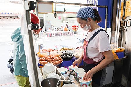 オバチャンが手際よく盛り付けてくれます