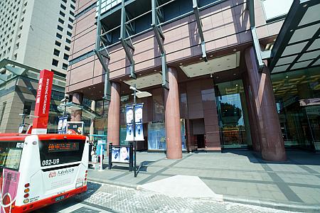 小西門バス停は新光三越前。2つのホテル、シルクスプレイス(台南晶英酒店)とCOZZI西門台南(和逸飯店 台南西門館)前でもあります