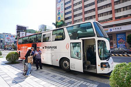 小西門バス停は新光三越前。2つのホテル、シルクスプレイス(台南晶英酒店)とCOZZI西門台南(和逸飯店 台南西門館)前でもあります