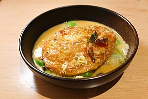 ピータンと塩漬け卵の野菜炒めに(金銀蛋時蔬)220元