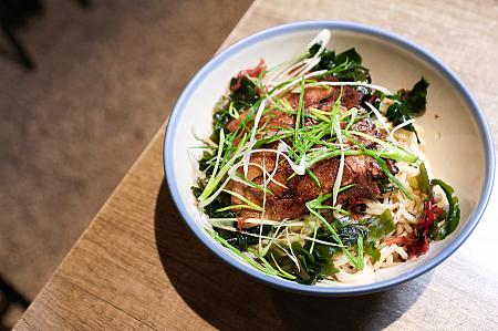 炙り牛タンとトリュフソースの混ぜ麺(炙燒牛舌松露醬拌麵)280元