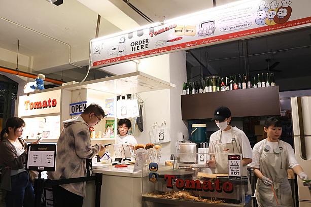 ほぼ店じまいした市場の中でここだけにぎやか—「Tomato crepeｓ」