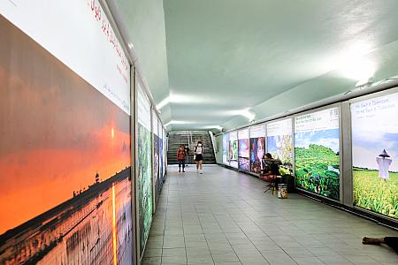 地下道を通って