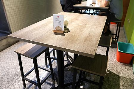 2～4人掛けテーブルとカウンター席が並ぶ店内は簡素なムード。座席数が少ないので並びたくない人は、ナビのように気合を入れて早めの時間に行くのがおすすめです。
