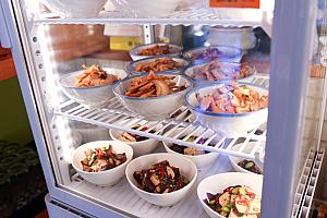 小皿料理(小吃)やドリンク、箸やタレはセルフサービスオーダーしたい場合は冷蔵庫や棚から持ってきてください。プリンは店員さんが用意してくれますよ。水の無料提供はありません。