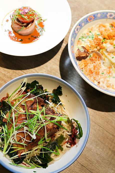 「麺食べよ」という店名の通り麺料理が主役の麺屋さんです。オーナーシェフのKedyさんは南フランスで2年間の修行を経て、帰国後はフレンチの「L’Atelier de Joël Robuchon」やイタリアンの「Angelo Agliano Restaurant」で腕を振るい、創作麺料理のここ「吃麵吧Jai Mi Ba」をオープンさせたのだとか。