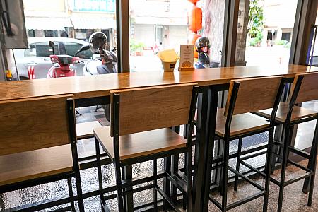 2～4人掛けテーブルとカウンター席が並ぶ店内は簡素なムード。座席数が少ないので並びたくない人は、ナビのように気合を入れて早めの時間に行くのがおすすめです。