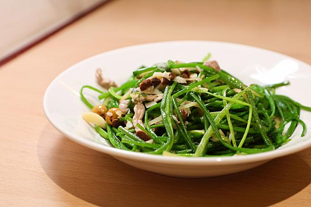 <b>客家風タイワンガガブタ(スイレン菜)の炒め(破布子客家水蓮)100元</b><br>シャキシャキとした食感が楽しいスイレン菜と塩気のある破布子(木の実)といっしょにサッと炒めた一品です。塩気がちょうどよい♡