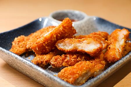 <b>ポンフー産エビカツ(澎湖花枝蝦仁排)280元</b><br>台湾の離島・ポンフーの名物料理、エビカツ。サクサクとした衣とプリっとしたエビがたまりません。ここのはトンカツみたいなパン粉の衣が特長的です。