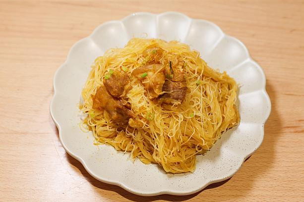 <b>カボチャの焼きビーフン(招牌南瓜米粉)120元</b><br>主食には、ほんのりカボチャの甘さが引き立つ焼きビーフンをチョイス。細めのビーフンもナビ好みでした！