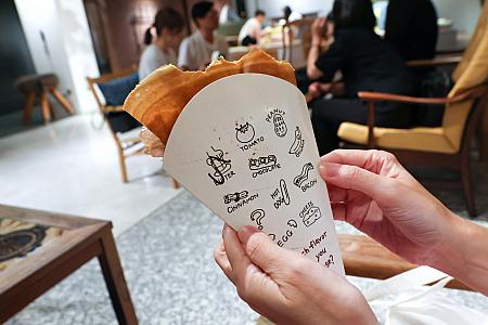 クレープが入れられたケースも紙ナプキンもかわいいんです♡