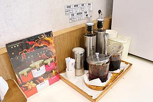 お箸やタレはセルフです。お子様椅子もありました！他店の飲食物は持ち込み禁止なのでご注意を。