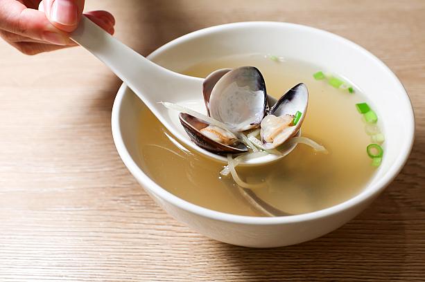 ハマグリのスープ、蛤仔湯(70元)も。さっぱり味で肉燥飯を引き立てます。