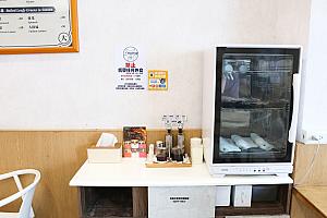 お箸やタレはセルフです。お子様椅子もありました！他店の飲食物は持ち込み禁止なのでご注意を。