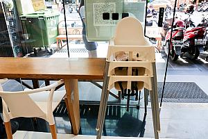 お箸やタレはセルフです。お子様椅子もありました！他店の飲食物は持ち込み禁止なのでご注意を。