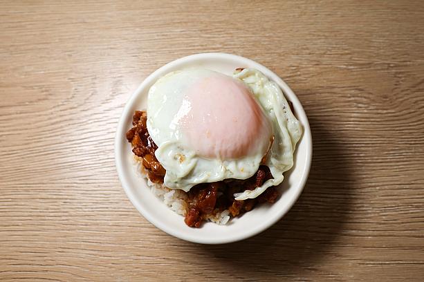 ちなみに、南部で言う肉燥飯は台北で言うところの魯肉飯です。高雄で魯肉飯と言ってオーダーすると、台北で言うところの控肉飯(角煮ごはん)が出てきますのでご注意ください(「弘記肉燥飯舖」のメニューに魯肉飯はないけれど)。