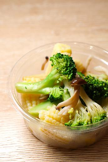 つけ合わせに頼んだのが、ちょっと珍しい青花菜玉米筍(50元)。ブロッコリーとベビーコーンの茹でたヤツでした。淡泊すぎるくらいあっさりしてたけど、濃いめの肉燥飯にちょうどよいです。